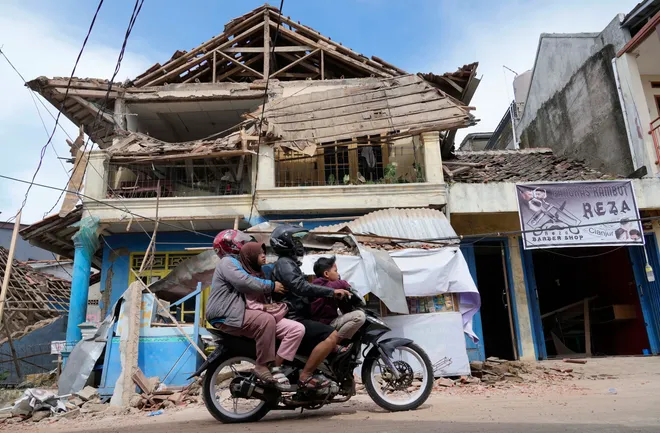 El número de muertos en el terremoto de Indonesia se eleva a 268