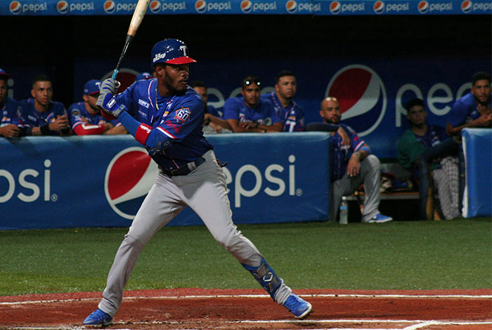 Maikel García dio doble y empujó tres carreras para Tiburones