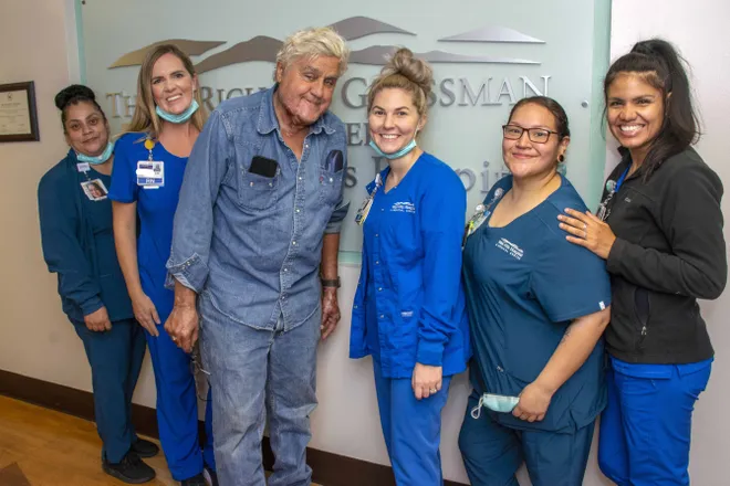 Jay Leno sale del hospital después de sus quemaduras
