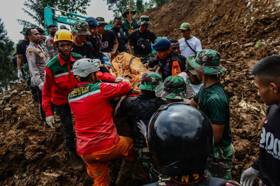 Un niño de 6 años sobrevive dos días bajo los escombros tras el terremoto de Indonesia