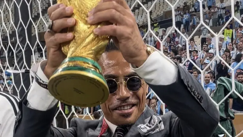 La FIFA investiga cómo el famoso chef “Salt Bae” entró en el terreno de juego de la final del Mundial