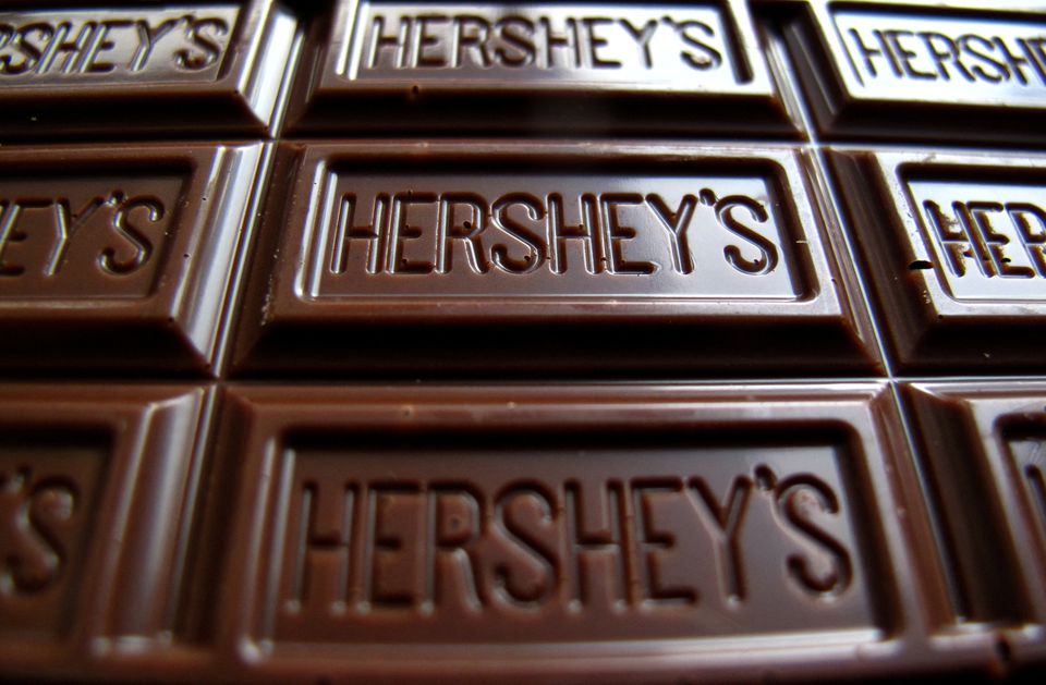 Demandan a Hershey por altos niveles de metales pesados en sus chocolates