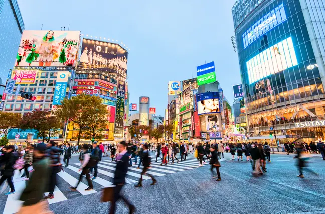 Japón ofrece a las familias 1 millón de yenes por hijo para que abandonen Tokio