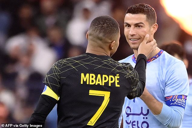 Cristiano Ronaldo recibe un puñetazo en la cara durante su debut en Arabia Saudí contra el PSG de Lionel Messi