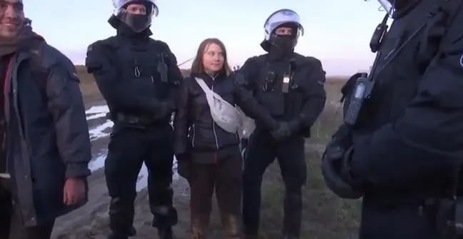 Greta Thunberg acusada de fingir una detención policial tras ser vista riéndose con los agentes