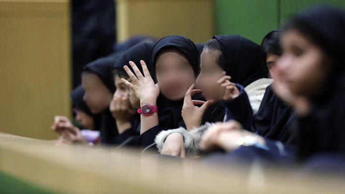 Envenenamientos de niñas en Irán provoca aumento de presencia policial en colegios