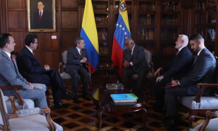 Carlos Martínez se posesiona como embajador de Venezuela en Colombia