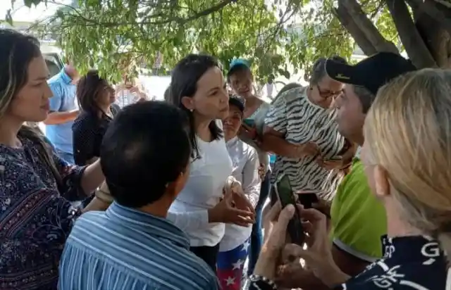 Ciudadanos abordaron a María Corina Machado en Barinas y esto les respondió