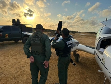 Incautan aeronave con material de guerra