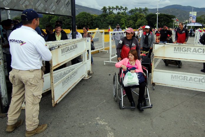 Implementarán cobro de 10 unidades tributarias a personas que sellen pasaporte en puentes internacionales de Táchira