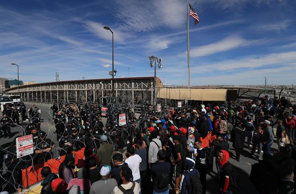 Migrantes venezolanos llegan a frontera México-EE UU para exigir entrada