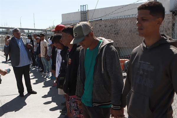 A un mes del incendio en Ciudad Juárez, migrantes realizaron vigilia