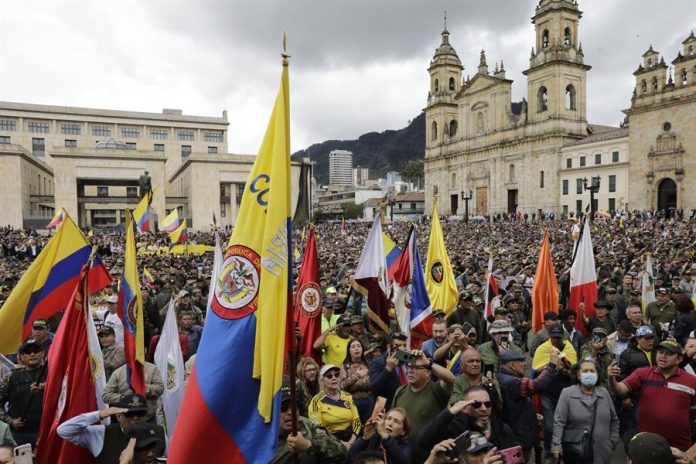 Miles de militares y policías retirados protestaron contra el gobierno de Gustavo Petro
