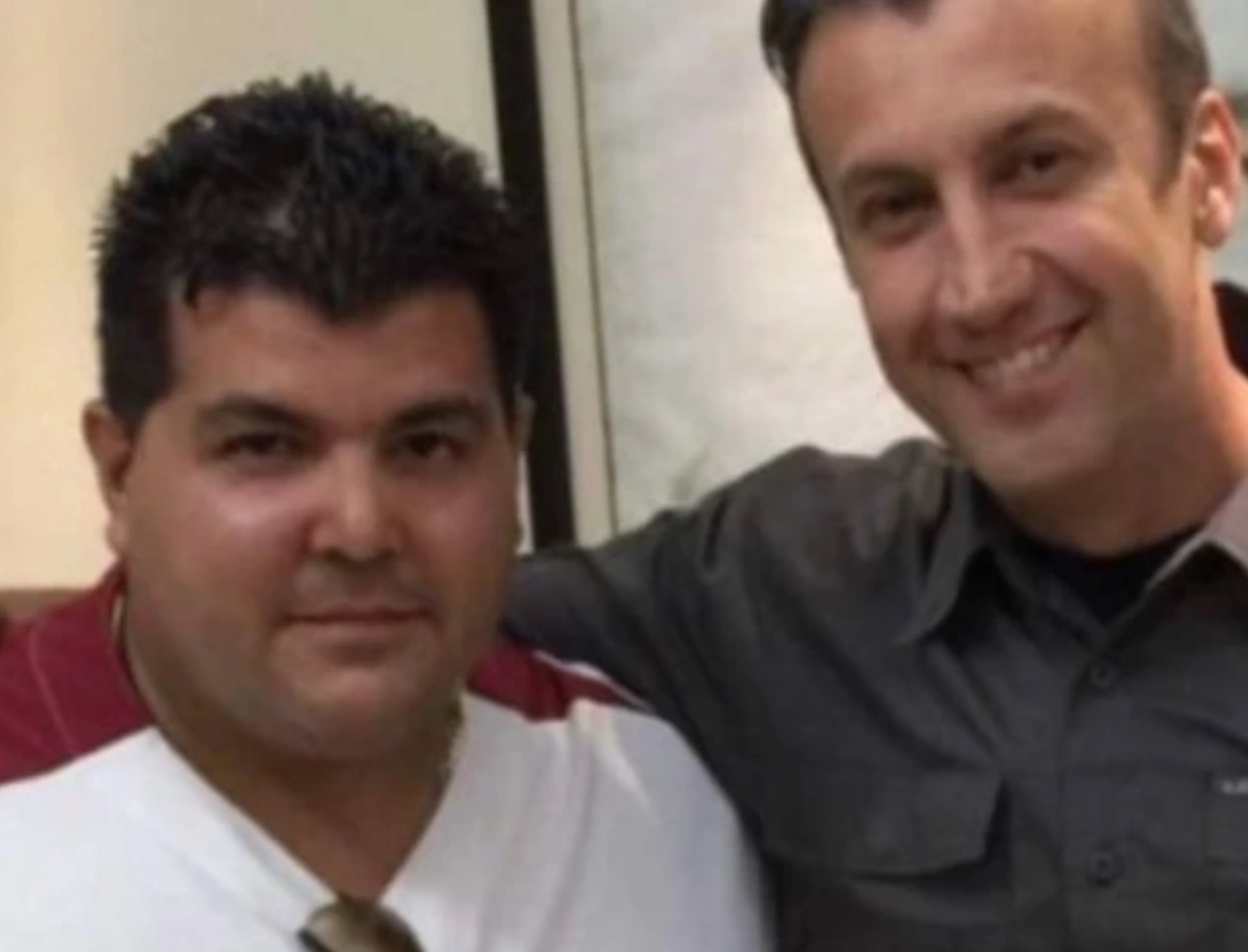 La trama de corrupción de PDVSA El Aissami sigue dando de qué hablar en Venezuela. En este capítulo lamentamos informar el fallecimiento en extrañas circunstancias de un hacker que desde hace muchos años apoyaba abiertamente al gobierno nacional y hackeaba por igual a figuras del gobierno y la oposición. El hacker conocido como N33, Juan Almeida, lideraba un grupo con hackers aficcionados y expertos en inteligencia y contrainteligencia. Un de los casos emblemáticos de Almeida es que fue señalado como el promotor del video donde Mario Silva salía despotricando del gobierno nacional que le costó que su programa La Hojilla saliera del aire por un buen tiempo. 