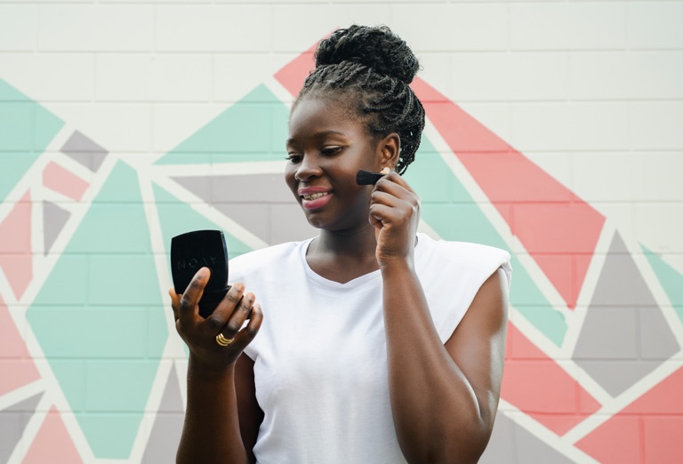 Con más de 5 millones de representantes en más de 65 países, Avon es capaz de llegar prácticamente a todos los hogares del mundo, impactando en su calidad de vida, empoderando y fomentando el emprendimiento como modelo sostenible de negocio para las familias. En Ecuador son más de 100 mil Representantes Independientes, personas que se dedican al negocio de la venta directa a través de Avon, y cada vez cuentan con más manos que alimentan ese sueño de llegar a las mujeres ecuatorianas con productos accesibles y de calidad, manteniendo su promesa de belleza democrática e inclusiva.