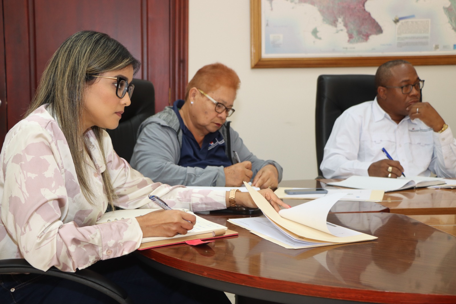 Panamá, 9 de junio de 2023. Atendiendo los compromisos adquiridos, el Ministerio de Vivienda y Ordenamiento Territorial (Miviot) retomará próximamente unos cinco casos para ayuda habitacional a personas afectadas por el jarabe envenenado con dietilenglicol en diferentes partes del país.
