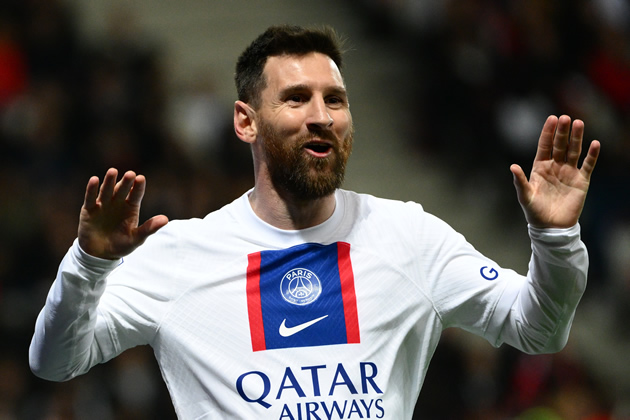 El último partido de Lionel Messi con el Paris Saint-Germain termina en derrota Por Aimee Lewis, CNN Actualizado a las 11:26 AM EDT, domingo 4 de junio de 2023 El último partido de Lionel Messi con el Paris Saint-Germain terminó en derrota, ya que el campeón de la Ligue 1 perdió 3-2 en casa ante Clermont el sábado. Sergio Ramos, quien también jugaba su último partido con el club, anotó al igual que Kylian Mbappé para darle al PSG una ventaja de 2-0 en los primeros 21 minutos, pero Clermont, un equipo de mitad de tabla, logró remontar para una sorprendente victoria. El PSG anunció en un comunicado antes del partido que la "aventura" de Messi con el club concluiría al final de la temporada. "Me gustaría agradecer a Leo Messi por sus dos temporadas en París. Ver a un ganador del Balón de Oro en siete ocasiones con la camiseta Rouge & Bleu y en el Parc des Princes, ganando títulos consecutivos de la Ligue 1 e inspirando a nuestros jugadores más jóvenes, ha sido un placer", dijo el presidente del PSG, Nasser al-Khelaifi, en el comunicado del club. "Su contribución al Paris Saint-Germain y a la Ligue 1 no puede ser subestimada, y le deseamos a Leo y a su familia todo lo mejor para el futuro". Hace menos de seis meses, Messi recibió el Balón de Oro en la Copa del Mundo, el premio otorgado al mejor jugador del torneo, y lideró a su país hacia la gloria mundial. Sin embargo, la última temporada de la ex estrella del Barcelona ha sido difícil en París. Aunque anotó 21 goles y dio 20 asistencias en todas las competiciones, ayudando al equipo a ganar la Ligue 1, el PSG nuevamente no logró avanzar más allá de los octavos de final de la Liga de Campeones, el trofeo que el club más anhela. Algunos aficionados del PSG han abucheado recientemente su nombre antes y durante los partidos, y lo hicieron nuevamente en su último partido, según Reuters. El mes pasado, se notaron signos de una relación cada vez más tensa entre el PSG y Messi cuando recibió una suspensión impuesta por el club por realizar un viaje no autorizado a Arabia Saudita, lo que resultó en la pérdida de una sesión de entrenamiento. La especulación sobre su futuro ha sido intensa, en medio de rumores sobre un lucrativo acuerdo en Medio Oriente, pero los representantes de Messi han declinado comentar sobre su carrera más allá del PSG. En una entrevista reciente con Amanda Davies de CNN Sport, el jugador de 35 años dijo que seguirá jugando mientras siga disfrutándolo.