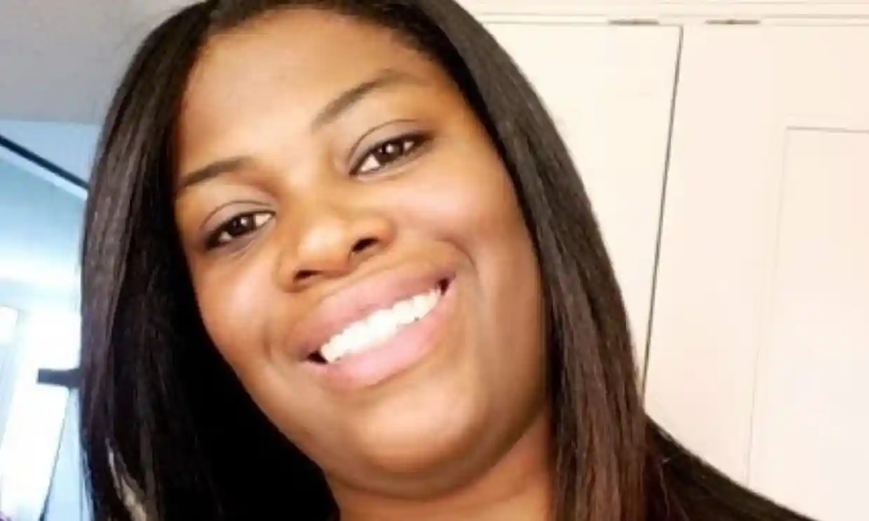 Mujer afroamericana en Florida es asesinada a tiros por un vecino blanco a través de la puerta principal Ajike 'AJ' Owens fue asesinada después de presuntamente intentar recuperar un iPad que le habían quitado a su hijo, mientras que el tirador no ha sido arrestado ni acusado.