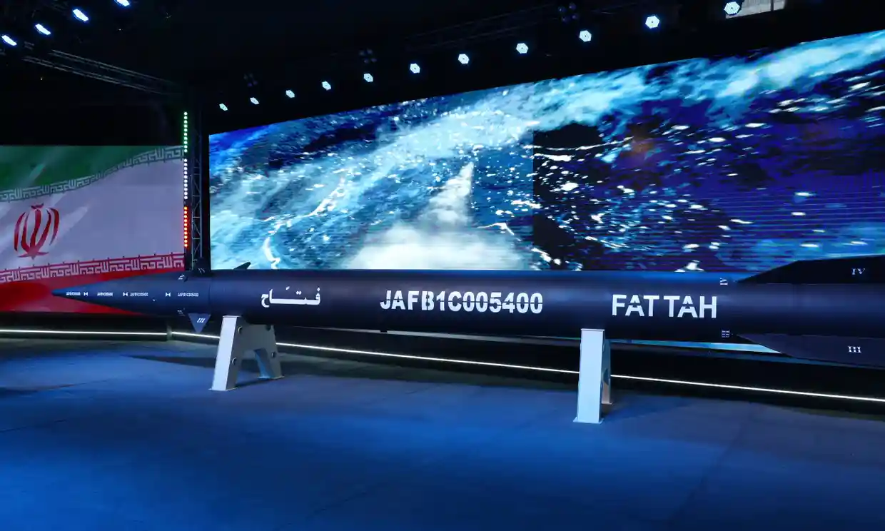 La televisión estatal dice que el misil Fattah tiene un alcance de hasta 870 millas y puede evadir cualquier sistema regional de defensa antimisiles Irán afirma haber creado un misil hipersónico capaz de viajar a 15 veces la velocidad del sonido, añadiendo un nuevo arma a su arsenal mientras las tensiones siguen siendo altas con Estados Unidos debido al programa nuclear de Teherán.