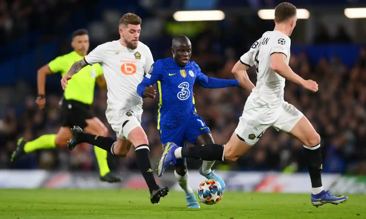 N'Golo Kanté recibió una oferta de salario de hasta €100 millones para unirse a un club en Arabia Saudita. El contrato del centrocampista con el Chelsea expira este mes y los emisarios de Arabia Saudita se encuentran en Londres para presentar su propuesta.