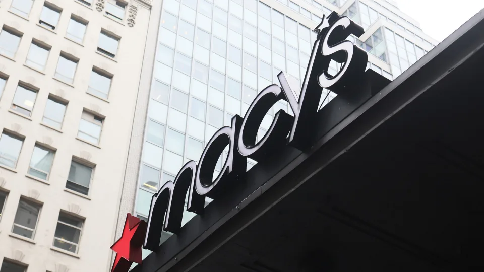 Desaceleración económica Compradores Gastos Grandes cadenas minoristas Cambios en el consumo Macy's Costco Pronóstico de ganancias Demanda del consumidor Reducción de inventario Ventas en tiendas comparables Cambios en los presupuestos Compradores de ingresos medios y altos Consumo discrecional Experiencias en persona Ocio y hostelería Aerolíneas y hoteles Minoristas afectados Dollar General Dollar Tree Walmart Belleza y cosméticos Ulta Elf Adaptación al cambio