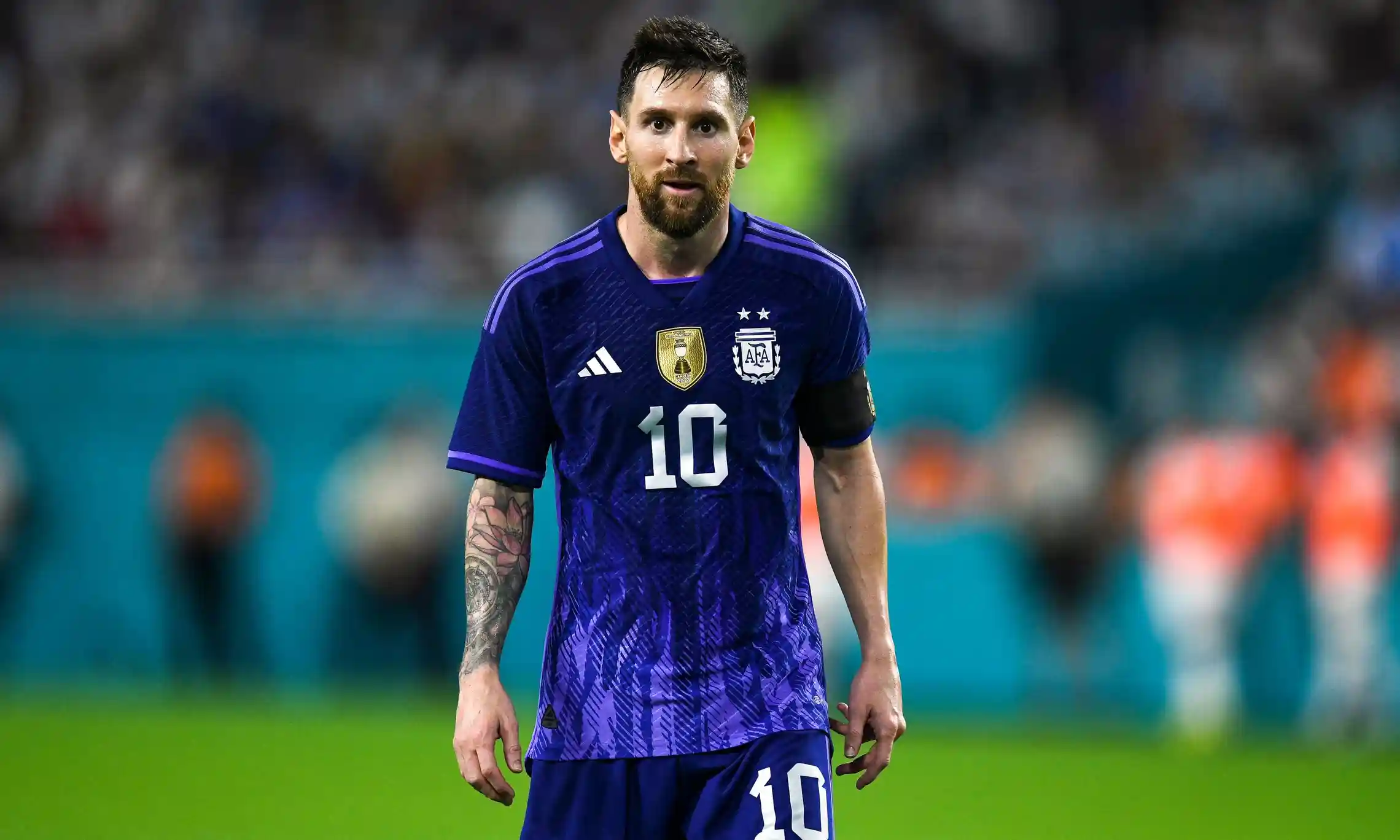 Los abucheos en el último partido de despedida de Lionel Messi como jugador del Paris Saint-Germain dejaron claro lo mucho que el argentino necesita un nuevo comienzo y un nuevo club. Sin contrato este verano, Messi se enfrenta a una encrucijada en la etapa final de su carrera, con tres opciones ante él: un regreso emocional al Barcelona, un cambio que podría valer mil millones de dólares a Arabia Saudita o un paso a la Major League Soccer. Los fanáticos del PSG pueden haberse cansado de Messi, pero sigue siendo un hombre solicitado.