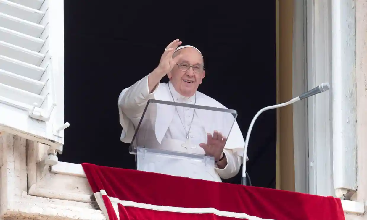 Testigos dicen que el pontífice, tratado por bronquitis hace dos meses, saludó a los guardias al regresar al Vaticano Según testigos y noticias, el Papa Francisco acudió brevemente a un hospital para hacerse pruebas y luego regresó al Vaticano, dos meses después de ser hospitalizado por un caso agudo de bronquitis.