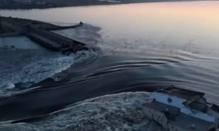 Miles huyen de sus hogares mientras se culpa a las fuerzas rusas por el colapso de una presa Las autoridades ucranianas instan a las personas que viven aguas abajo de la presa de Nova Kajovka a evacuar ante la posibilidad de inundaciones mortales.