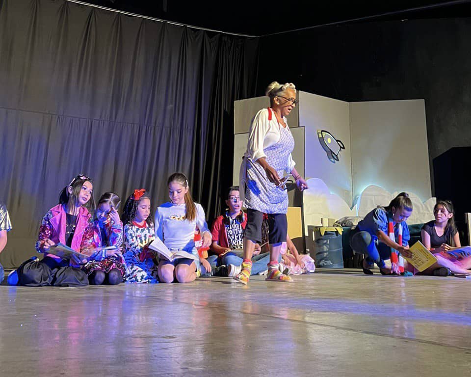 .   Gracias al diseño de políticas públicas efectivas y oportunas al desarrollo de acciones contundentes, se impulsa a El Hatillo a través de la cultura, motivando a promotores y dramaturgos a seguir invirtiendo en la localidad.