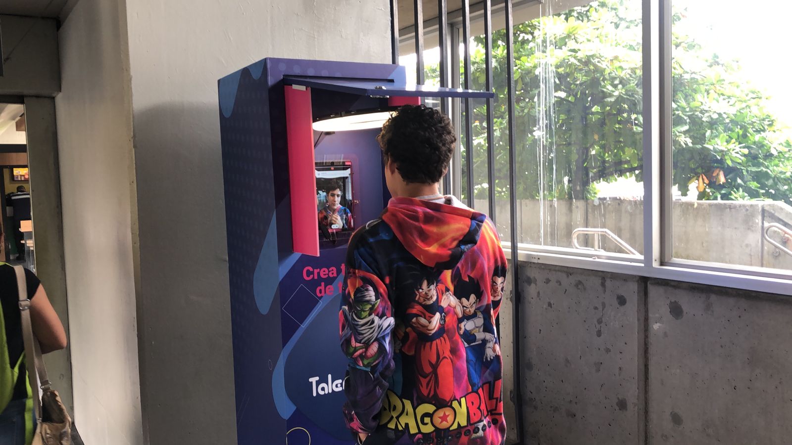 El nuevo proyecto ExhibeME será la nueva vitrina de talento local que se llevará a cabo en el Metro de Medellín.  Desde el 5 de julio hasta el 4 de agosto, las cabinas ExhibeME estarán ubicadas en las estaciones de Niquía, Acevedo, Industriales y San Javier.
