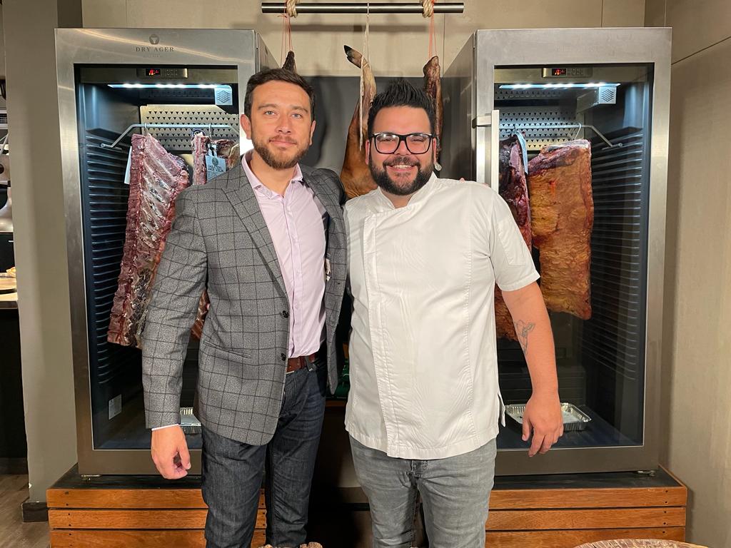 En la foto: Pablo Jiménez Gerente de Marketing y Luis Maldonado, Chef de Restaurante Tributo.