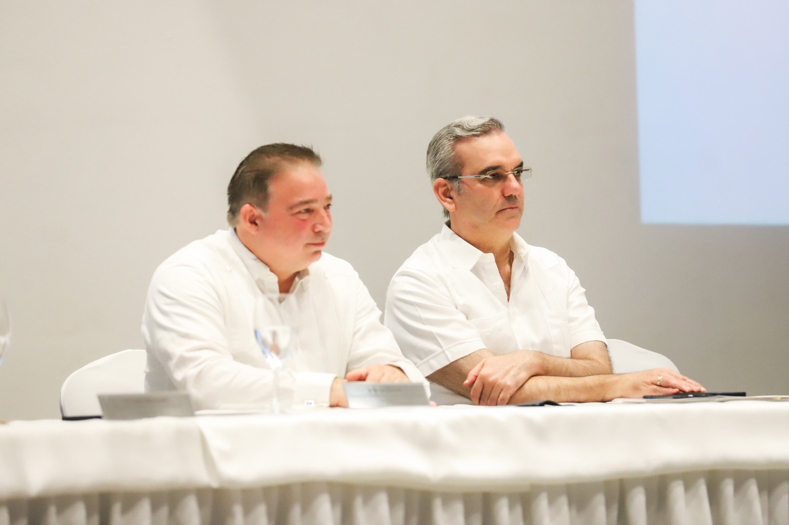 SANTO DOMINGO. - El auge de la aviación civil en la gestión de gobierno del presidente Luis Abinader ha sido tan impresionante como el crecimiento del turismo, afirmó el director general del Instituto Dominicano de Aviación Civil (IDAC) al valorar el reconocimiento dedicado por cientos de estudiantes, azafatas y tripulantes de cabina al gobernante por su aporte al desarrollo del sector aeronáutico del país. 