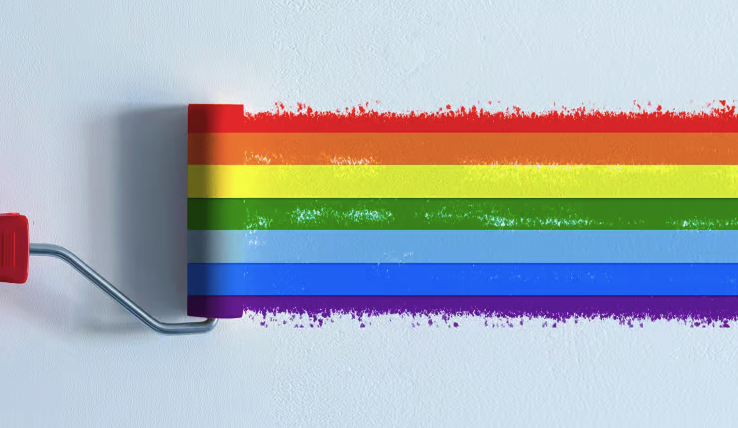 El mes del orgullo es ciertamente una época sensible para las marcas, con años anteriores siendo marcados por tanto buenas campañas, esas que conectan empáticamente con la celebración, como otras malas, aquellas acusadas de “rainbow-washing” o de aprovecharse del momento para generar click-bait o atracción por parte de los usuarios, sin estar verdaderamente comprometidos más allá de la imagen del perfil con la bandera LGBTQ+.