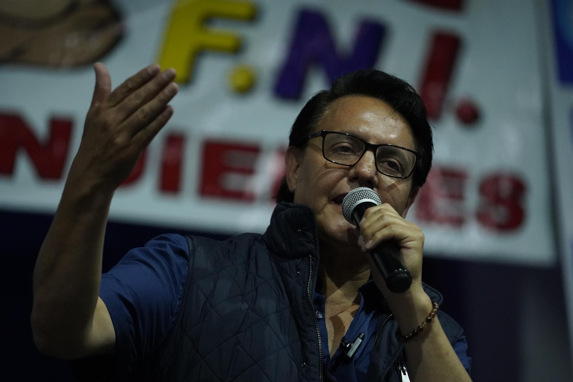 QUITO.- La Unión Europea (UE), la Organización de las Naciones Unidas (ONU) y la Organización de Estados Americanos (OEA) condenaron este jueves el asesinato de Fernando Villavicencio, candidato presidencial con miras a los comicios del próximo 20 de agosto.