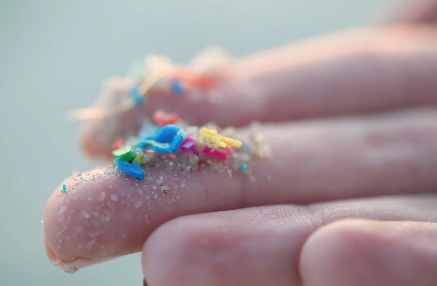 Los océanos liberan microplásticos a la atmósfera: cuáles son las consecuencias para la salud y cómo prevenirlas Un reciente estudio publicado en Nature Communications advirtió que estas partículas, que provienen de fuentes terrestres, vuelven a emitirse al aire desde el mar. La opinión de los expertos