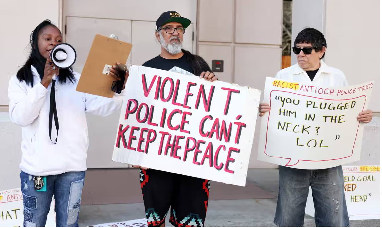 El FBI arrestó el jueves a nueve policías actuales y anteriores de California como parte de una importante investigación criminal sobre mensajes de texto racistas de docenas de funcionarios encargados de hacer cumplir la ley, dijeron los fiscales.