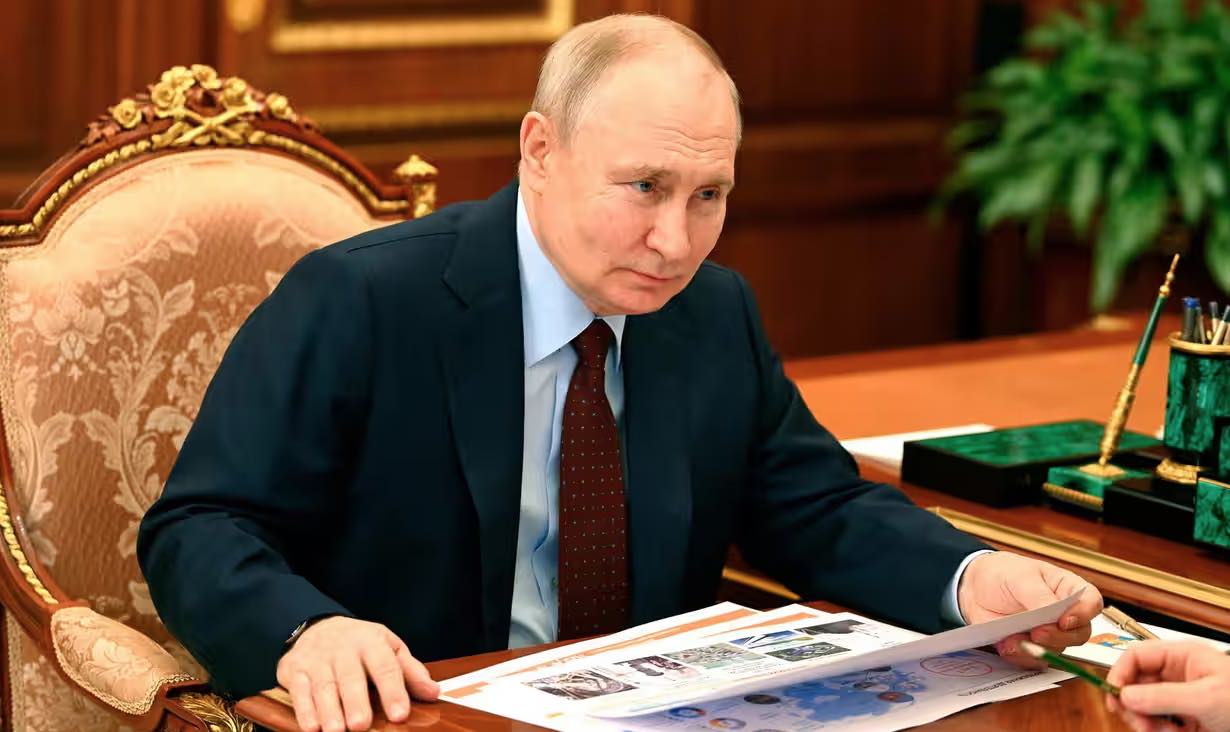 Rusia recurre a células durmientes y agentes no oficiales caminante shaun Moscú ha recurrido a métodos de espionaje más arriesgados tras la expulsión de espías que había puesto bajo cobertura diplomática en Europa.