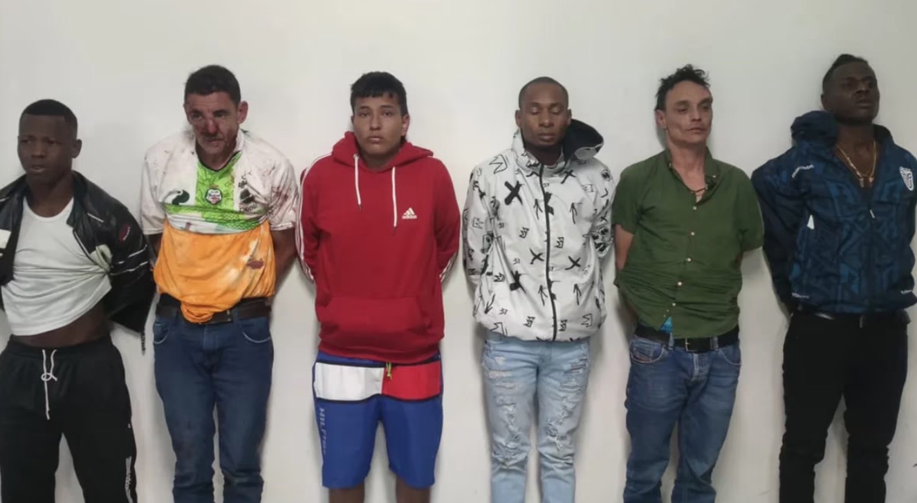 Asesinato de Fernando Villavicencio: el sospechoso abatido era colombiano y los seis detenidos son extranjeros El ministro del Interior, Juan Zapata, no aportó la nacionalidad de los aprehendidos e indicó que dos de ellos estaban en el momento del crimen del candidato presidencial. Además, la Policía dio detalles del ataque