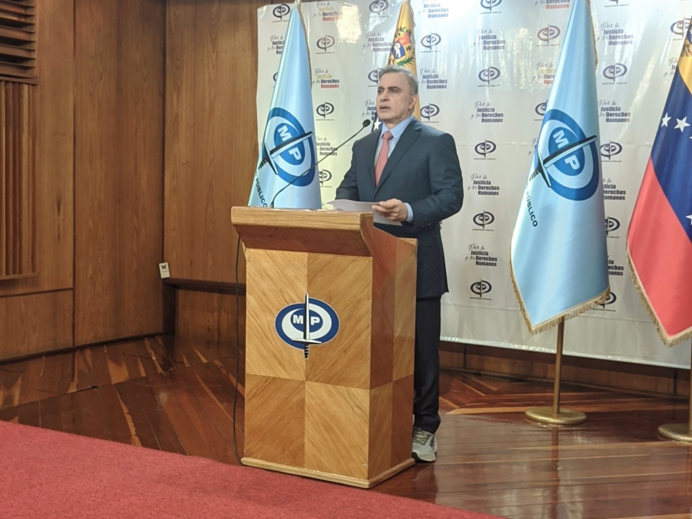 Tarek William Saab, fiscal general de la República, anunció este miércoles órdenes de detención para al menos tres miembros del equipo de la candidata presidencial María Corina Machado, para el presidente de la organización Súmate, y otro grupo de actores políticos que se encuentran fuera del país.