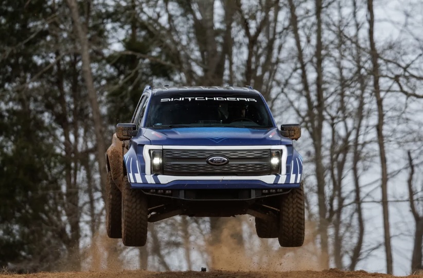 El Ford F-150 Lightning Switchgear, un emocionante prototipo eléctrico diseñado en colaboración con el piloto de drift Vaughn Gittin Jr., está listo para deslumbrar con su rendimiento todoterreno extremo. Conoce más sobre este vehículo único que será presentado en el King of the Hammers el 25 de enero en California.