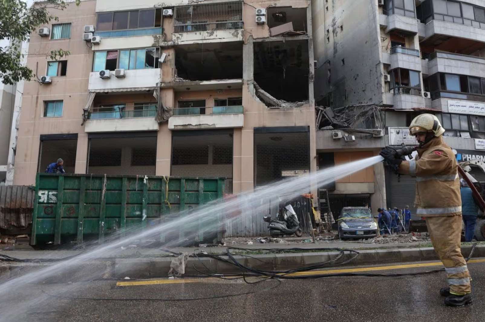 El ejército israelí ha comunicado que continúan los “intensos combates” en la ciudad de Jan Yunis, en el sur de la franja de Gaza, donde asegura haber bombardeado “un complejo de producción de armas” de Hamás. Israel prosigue la ofensiva en la Franja mientras la comunidad internacional reacciona al ataque de este martes en Beirut, la capital de Líbano, que mató a Saleh al Aruri, número dos de de la milicia. Egipto ha paralizado su papel como mediador en las negociaciones entre Israel y Gaza, según informa la agencia Efe. El alto representante para Política Exterior de la Unión Europea, Josep Borrell, ha asegurado que la solución al conflicto debe proporcionarla la comunidad internacional, “porque las dos partes nunca podrán llegar a un acuerdo”. Y, este martes, Líbano anunciaba que presentará una queja “urgente” ante el Consejo de Seguridad de la ONU por el ataque. Mientras, el Ministerio de Sanidad gazatí, controlado por Hamás, ha informado de que la cifra de muertos en la Franja por los ataques israelíes ha ascendido a 22.313 desde el inicio de la guerra, el 7 de octubre. Solo en las últimas 24 horas, 128 personas han muerto y 261 han resultado heridas en Gaza. Fotogalería | Las imágenes del día en Gaza El País EL PAÍS Egipto paraliza su mediación entre Israel y Hamás tras la muerte del número dos de la milicia palestina en Beirut Egipto ha paralizado su mediación entre Israel y Hamás después de la muerte del número dos de la milicia palestina, Saleh al Arouri, en las afueras de Beirut el martes, según han asegurado a Efe fuentes palestinas y egipcias. "Egipto informó oficialmente a Israel de que ha congelado su papel como mediador para alcanzar un acuerdo que lleve al fin de la guerra", han afirmado las fuentes bajo condición de anonimato. Hasta el momento, Egipto no ha comunicado formalmente este paso. (Efe) Act. Jan 03, 2024 - 07:21 EST El País EL PAÍS Borrell dice que la comunidad internacional es quien debe imponer la solución al conflicto entre Israel y Gaza El alto representante para Política Exterior de la Unión Europea, Josep Borrell, ha asegurado que la solución al conflicto entre Israel y Hamás debe proporcionarla la comunidad internacional ante la falta de acuerdo entre ambas partes. "Creo que hemos aprendido en estos 30 años que la solución tiene que imponerse desde fuera porque las dos partes nunca podrán llegar a un acuerdo", ha dicho en un evento en Lisboa. "Si esta tragedia no termina pronto, todo Oriente Medio podría acabar en llamas", ha advertido. Act. Jan 03, 2024 - 07:07 EST El País EL PAÍS Los ataques de Israel en Gaza causan 128 muertos durante las últimas 24 horas El Ministerio de Sanidad gazatí, controlado por Hamás, ha comunicado que los bombardeos del ejército israelí sobre la Franja han matado durante las últimas horas a 128 personas y causado 261 heridos. La cifra de muertos en Gaza, que se contabiliza desde el pasado 7 de octubre, asciende a 22.313 personas. En total, hay 57.296 heridos, según informa el Ministerio gazatí. Act. Jan 03, 2024 - 06:03 EST El País EL PAÍS El ejército israelí lleva a cabo "intensos combates" en Jan Yunis, en el sur de la Franja Las Fuerzas de Defensa de Israel han comunicado que el ejército israelí continúa con las “batallas intensas” en Jan Yunis, en el sur de la franja de Gaza. “Continúan las intensas batallas contra los terroristas. En Jan Yunis, un avión de combate de las FDI atacó un complejo de producción de armas de la Jihad Islámica”, asegura la última actualización de las operaciones. El ejército dice, además, que ha localizado un túnel de Hamás bajo un colegio en la zona. “Durante registros en una escuela, las tropas localizaron el pozo de un túnel y fotografías de armas”, lee el texto. Act. Jan 03, 2024 - 06:03 EST El País EL PAÍS El ministro de Exteriores de Líbano asegura que el Gobierno ha pedido a Hezbolá que no responda al ataque en Beirut, según la BBC El Ministro de Asuntos Exteriores libanés, Abdallah Bou Habib, ha afirmado que su gobierno está hablando con la milicia Hezbolá para decirle “que no deben responder” al ataque contra Beirut del martes por la tarde. “No les exigimos, dialogamos con ellos”, ha señalado Bou Habib en una entrevista en la BBC. En las próximas 24 horas veremos “si responden o no”, ha afirmado el ministro. “Estamos muy preocupados, los libaneses no quieren ser arrastrados, ni siquiera Hezbolá quiere ser arrastrado a una guerra regional”. Bou Habib ha pedido a Occidente que presione a Israel “para que detenga toda su violencia” en Líbano y en Gaza. El martes por la tarde, una explosión en la capital libanesa mató a Saleh al Aruri, número dos de Hamás. Tanto el Gobierno de Líbano como la milicia palestina han acusado a Israel del ataque. Previamente, el primer ministro israelí, Benjamín Netanyahu, había prometido eliminar a los líderes de Hamás dondequiera que estuvieran.