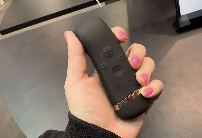 Explora la innovadora propuesta de Ohdoki con su juguete sexual de alta tecnología, el Oh!, que utiliza el potente motor LRA de un controlador de PlayStation para sincronizarse con contenido para adultos a través del 'Handyverse'.