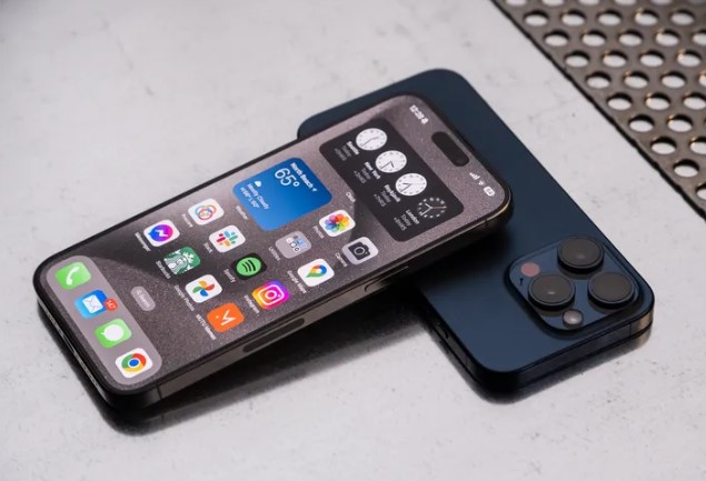 Apple ha tomado la decisión oficial de suspender el soporte para aplicaciones web progresivas en iPhones ubicados dentro de la Unión Europea (UE). Aunque los usuarios de la UE han experimentado problemas con las aplicaciones web en todas las versiones beta de iOS 17.4 hasta la fecha, Apple ha aclarado que esta medida no se trata de un error, sino de una característica intencional.