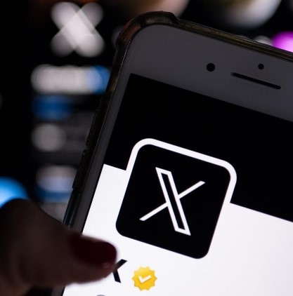 Crear una cuenta en X se convierte ahora en una tarea que consume hasta 30 minutos, gracias a un intrincado sistema matemático diseñado por la plataforma para garantizar la autenticidad de los usuarios. El proceso, sin embargo, resulta exasperante, ya que el robot de X plantea problemas matemáticos complejos y utiliza imágenes poco claras, llevando a los usuarios a cuestionarse sus respuestas.