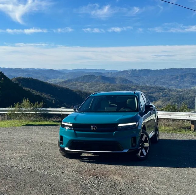En un mercado automotriz que evoluciona rápidamente hacia la electrificación, Honda ha dado un paso audaz con el lanzamiento de su esperado Honda Prologue. Este SUV eléctrico de largo alcance promete ofrecer una experiencia de conducción emocionante y sostenible para los consumidores conscientes del medio ambiente y ávidos de tecnología. En esta primera prueba exhaustiva, exploramos todas las características y especificaciones que hacen que el Prologue se destaque en un campo cada vez más concurrido de vehículos eléctricos.
