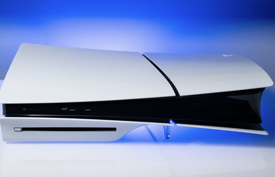 La última versión más delgada de la consola PlayStation 5 de Sony ya está disponible para su compra, acompañada del popular juego Marvel's Spider-Man 2. Además, los usuarios pueden aprovechar descuentos en periféricos como el teclado mecánico Keychron y el proyector de TV portátil Android de Xgimi.