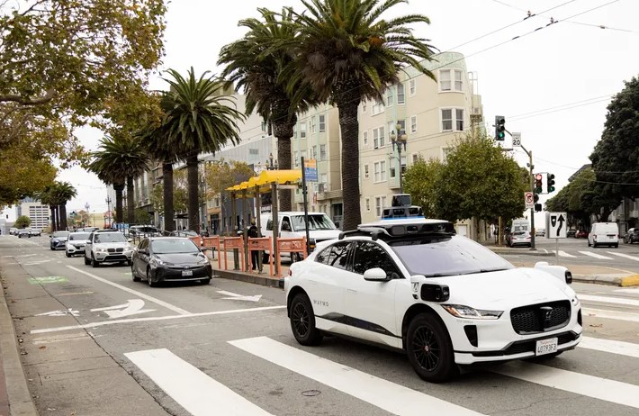 La Comisión de Servicios Públicos de California ha puesto en pausa los planes de Waymo para expandir su servicio de robotaxis en Los Ángeles y San Francisco. Esta decisión surge después de una serie de incidentes involucrando a los vehículos autónomos de la empresa propiedad de Alphabet, incluyendo uno que resultó en lesiones leves a un ciclista.
