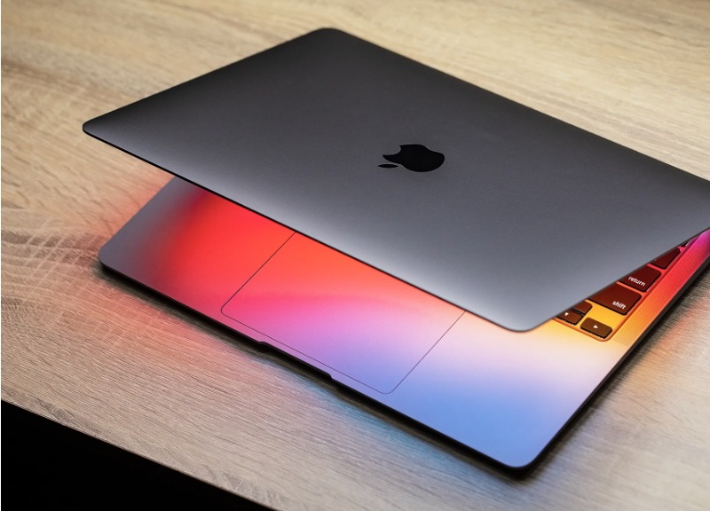 Tenía sentimientos encontrados cuando Apple eliminó la forma de cuña a favor de una forma más tradicional para el MacBook Air M2. ¿Se sintió un poco como sacrilegio? Seguro, pero al menos la cuña no había desaparecido del todo. Todavía estaba el Air con chip M1