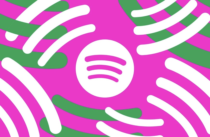 En un intento por aprovechar la reciente decisión de la Comisión Europea de bloquear las reglas anti-manipulación de Apple, Spotify se encuentra en el centro de atención. La compañía ha decidido no implementar las compras dentro de la aplicación que tenía previstas para la Unión Europea, al menos por el momento. En su lugar, planea realizar una actualización que incluirá información de precios dentro de la aplicación y enlazará a los usuarios con sus opciones de suscripción, siempre y cuando Apple apruebe la nueva propuesta.