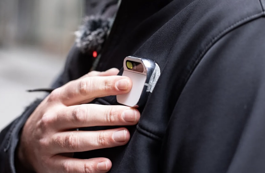 El Pin de IA Humanitaria se enfrenta a un escrutinio minucioso debido a su capacidad para superar las barreras lingüísticas, especialmente después de demostrar dificultades en la traducción precisa del coreano y el japonés. A través de narrativas personales compartidas, se resalta cómo estas limitaciones pueden tener repercusiones profundas en situaciones donde la comunicación es crucial, como en el cuidado de personas enfermas.